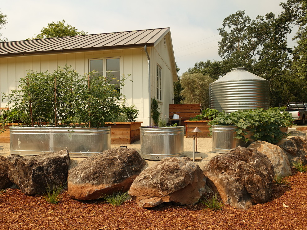 Idee per un giardino country con un giardino in vaso e ghiaia