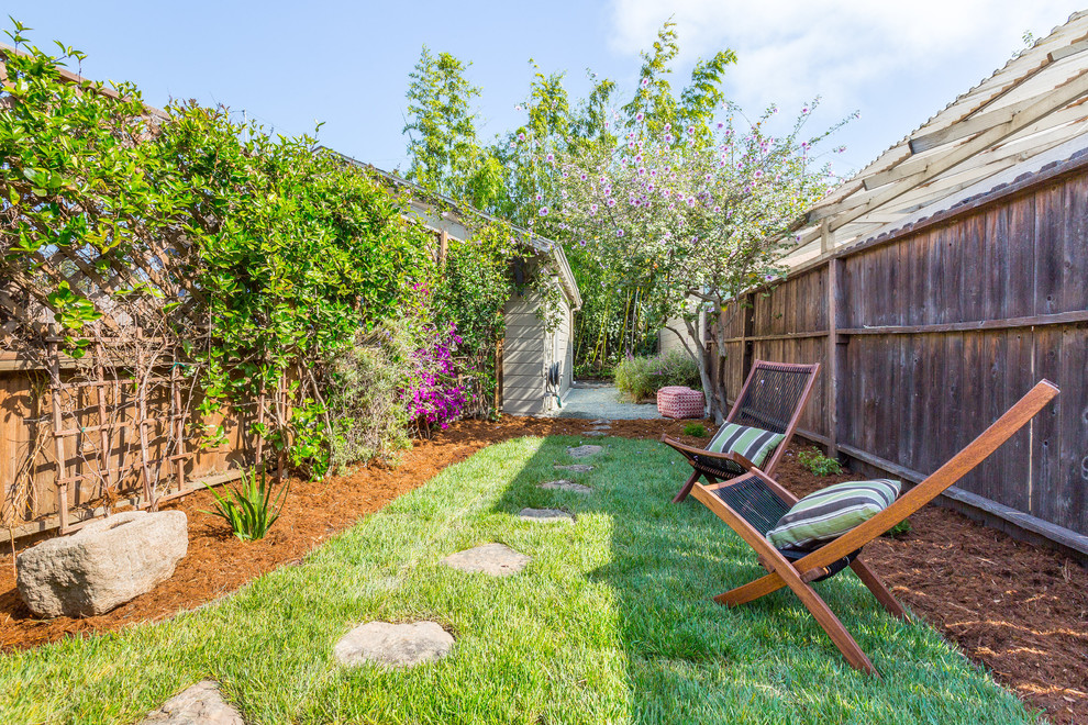 Diseño de camino de jardín de estilo americano pequeño en verano en patio trasero con exposición total al sol y adoquines de piedra natural