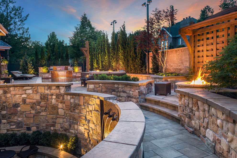 Großer Rustikaler Garten hinter dem Haus mit Betonboden und Feuerstelle in Salt Lake City
