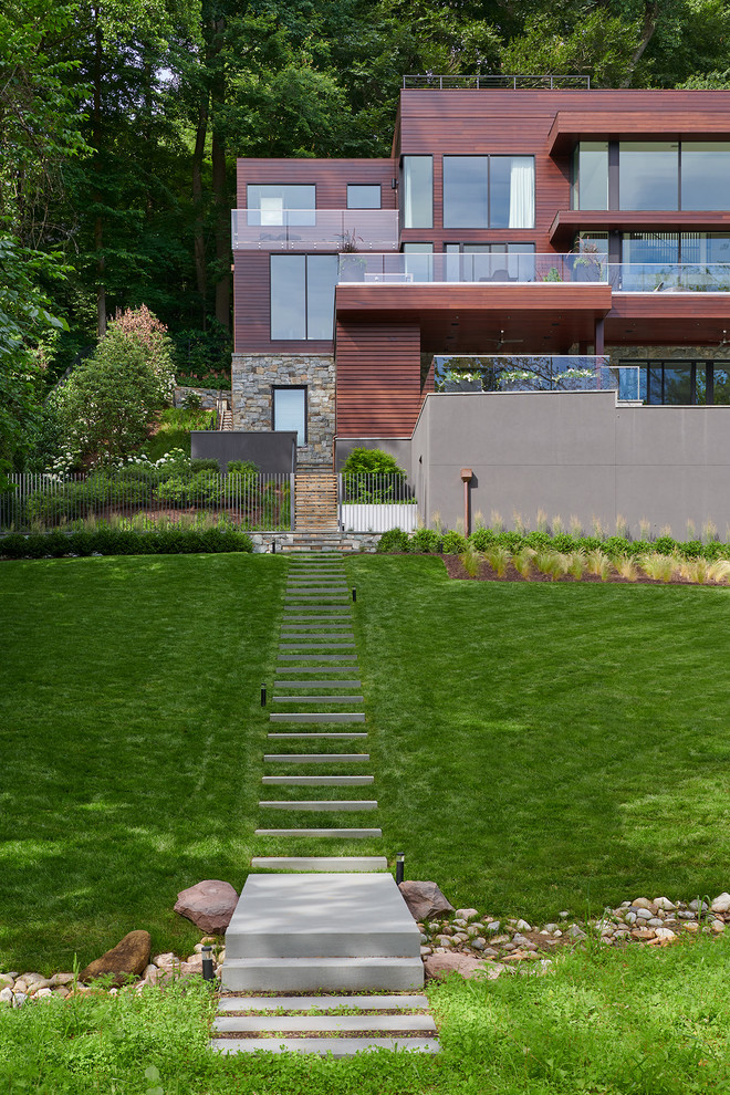 Пример оригинального дизайна: огромный участок и сад на заднем дворе в современном стиле с полуденной тенью и мощением тротуарной плиткой