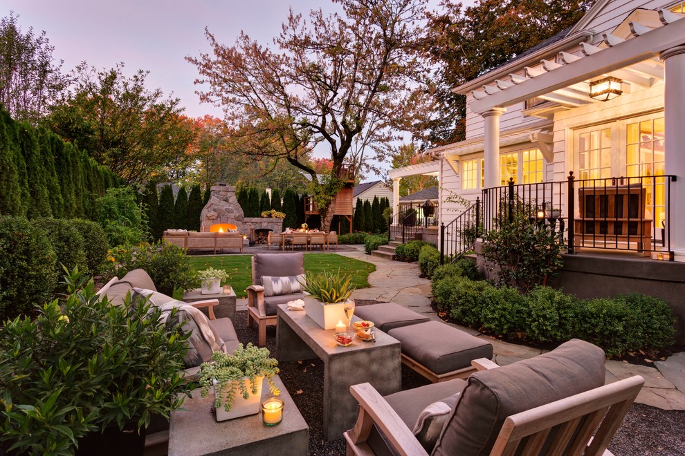 Источник вдохновения для домашнего уюта: участок и сад среднего размера на заднем дворе в классическом стиле с покрытием из гравия