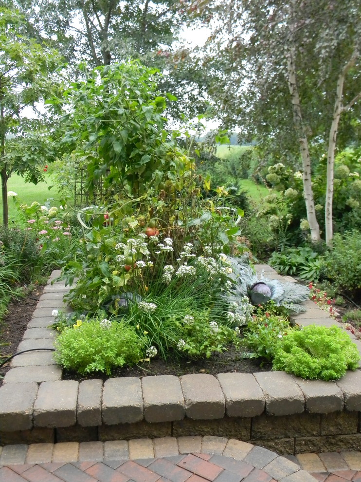 Idées déco pour un jardin potager avant éclectique avec une exposition ensoleillée et des pavés en béton.