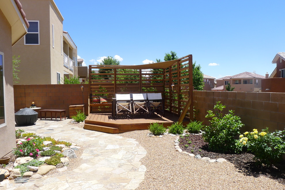 Foto di un giardino xeriscape stile americano esposto in pieno sole di medie dimensioni e dietro casa in estate con un ingresso o sentiero e pavimentazioni in pietra naturale