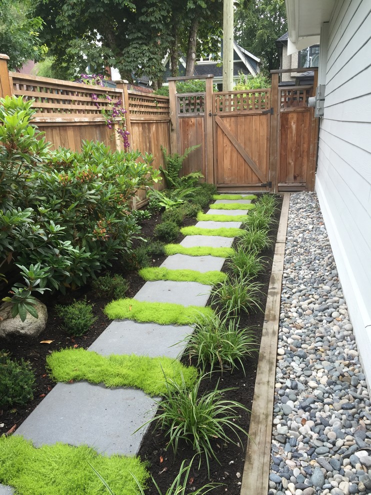 This is an example of a contemporary landscaping in Vancouver.