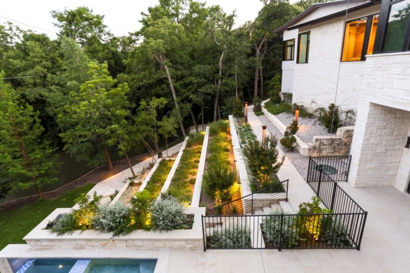Idee per un grande giardino minimalista con un muro di contenimento e un pendio, una collina o una riva