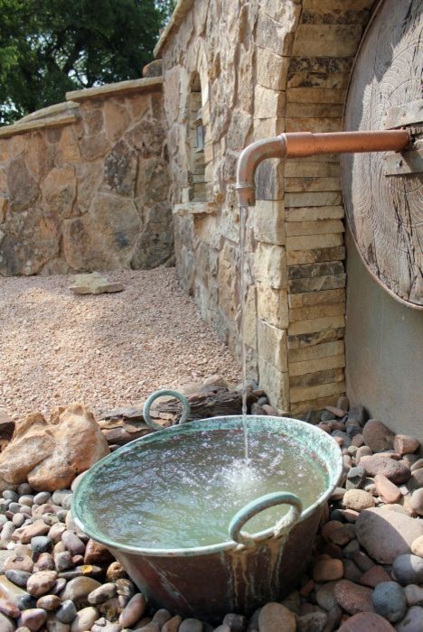 Foto de jardín ecléctico de tamaño medio en patio trasero con fuente, exposición total al sol y adoquines de piedra natural