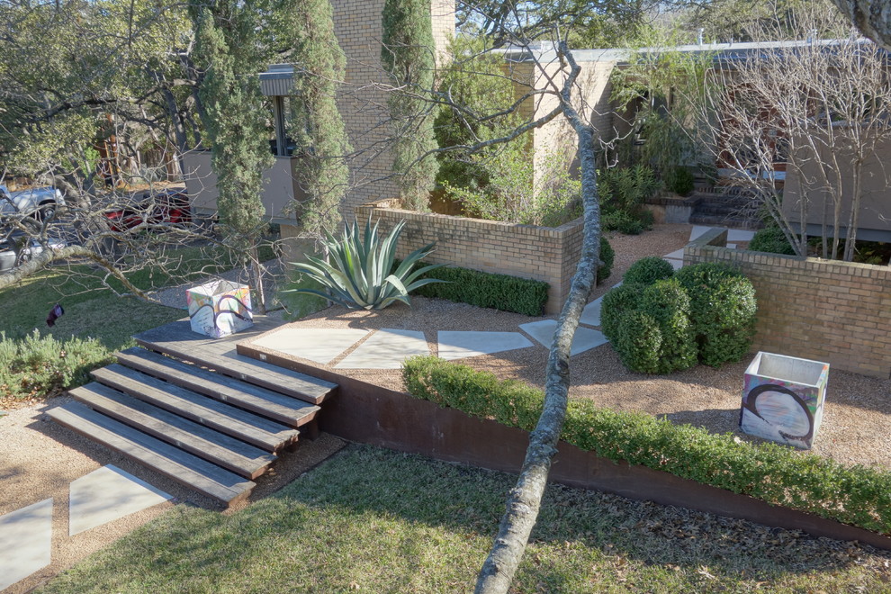 Стильный дизайн: большой солнечный засухоустойчивый сад на переднем дворе в стиле модернизм с садовой дорожкой или калиткой, хорошей освещенностью и покрытием из гравия - последний тренд