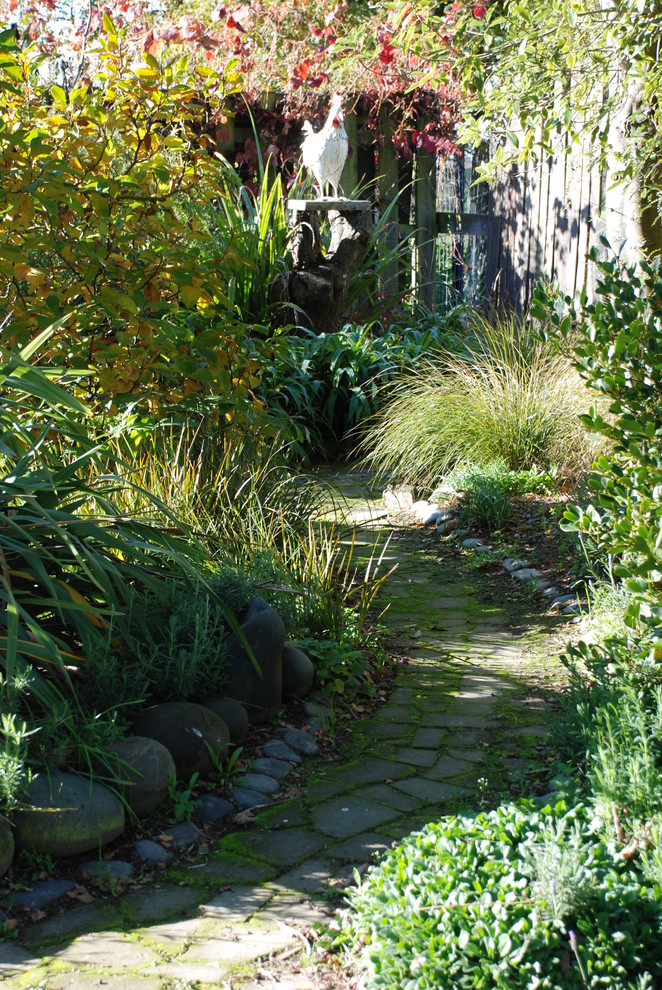 Uriger Garten hinter dem Haus mit Natursteinplatten in Wellington