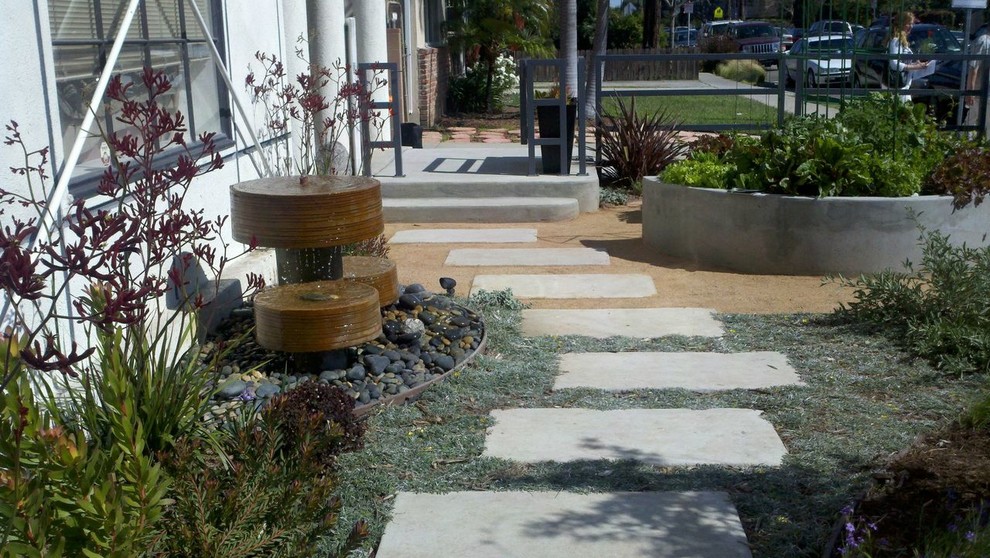 Design ideas for a mid-sized contemporary drought-tolerant and full sun front yard concrete paver water fountain landscape in Los Angeles for summer.