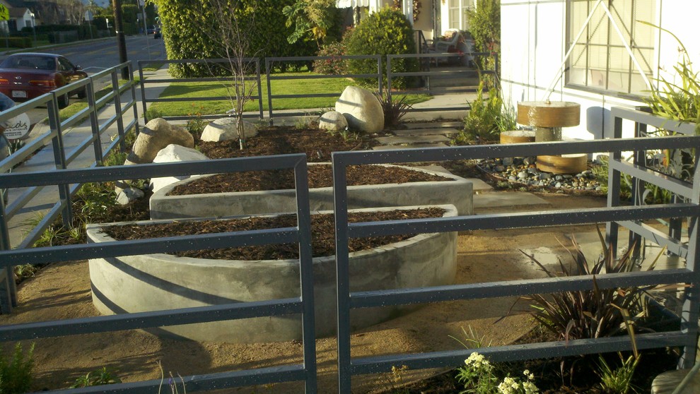 Idee per un giardino xeriscape minimal esposto in pieno sole di medie dimensioni e davanti casa in estate con fontane e pavimentazioni in cemento