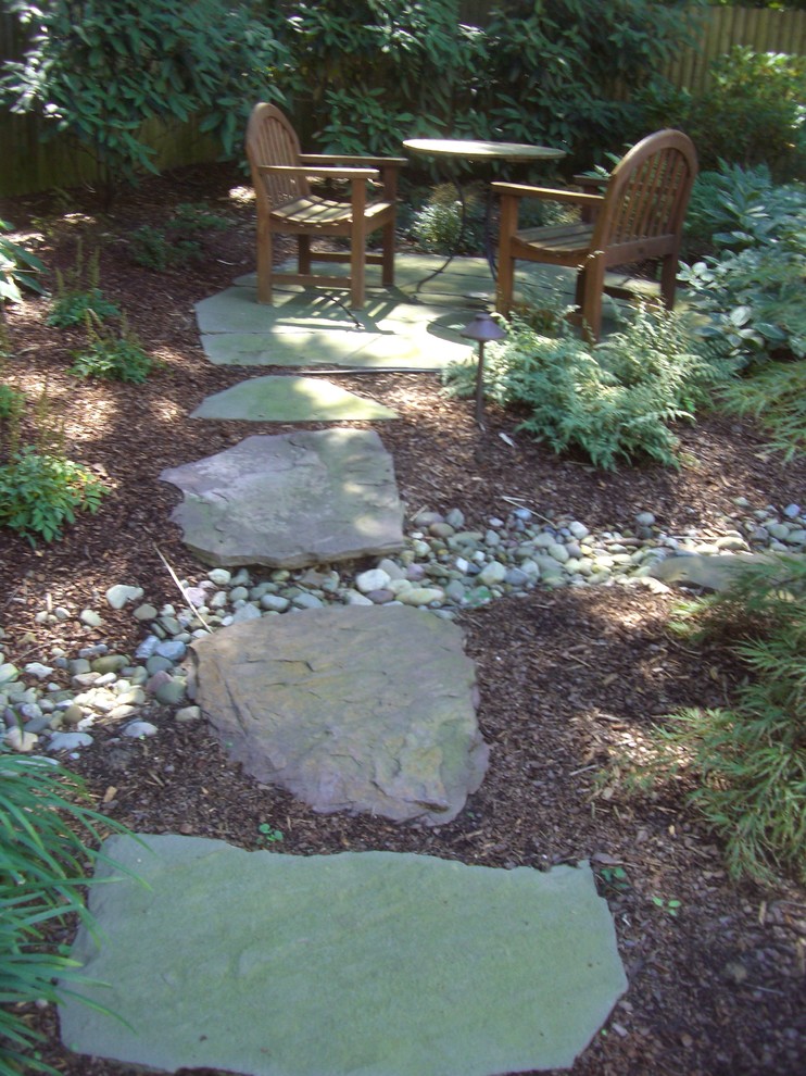 Photo of a contemporary garden in Seattle.