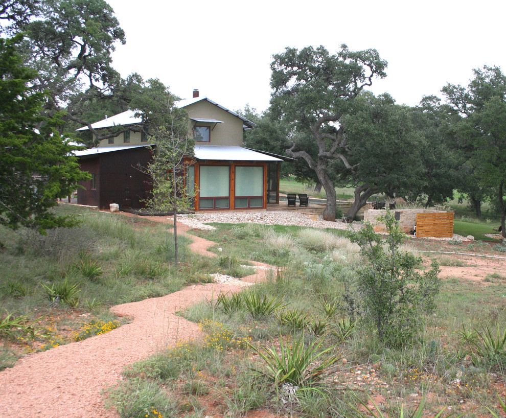 This is an example of a modern xeriscape full sun garden in Austin with gravel.