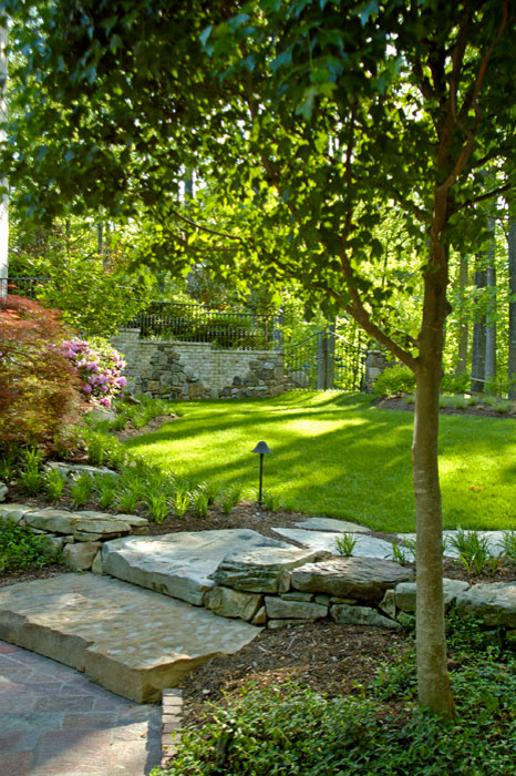 ワシントンD.C.にある中くらいなヴィクトリアン調のおしゃれな裏庭 (日向、レンガ敷き) の写真