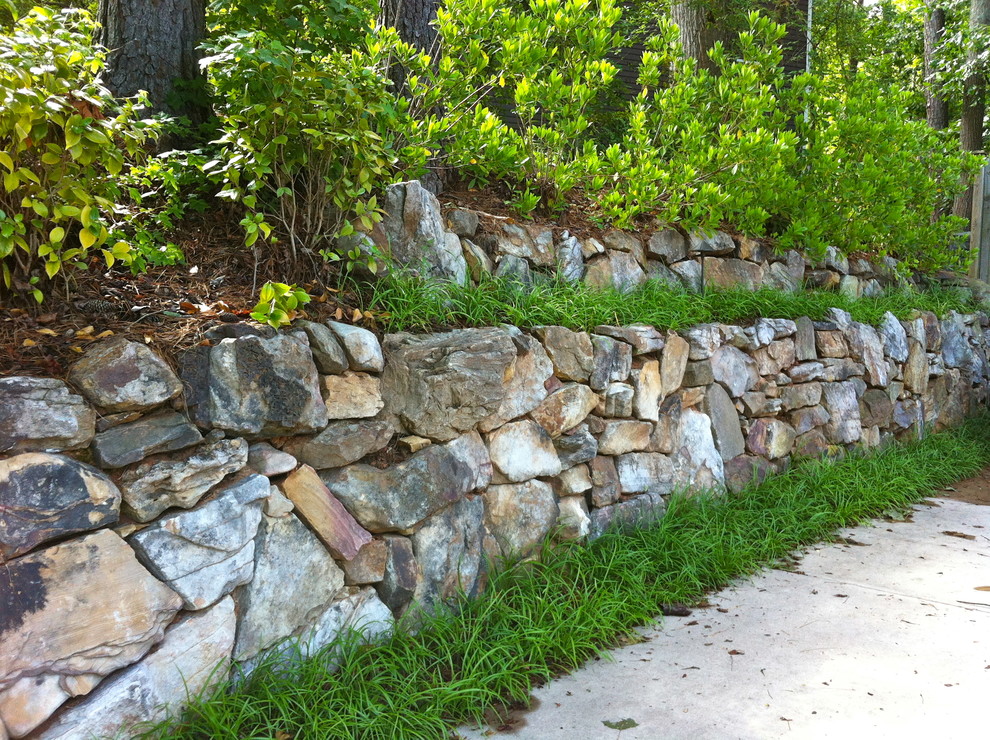 Diseño de jardín tradicional con roca decorativa