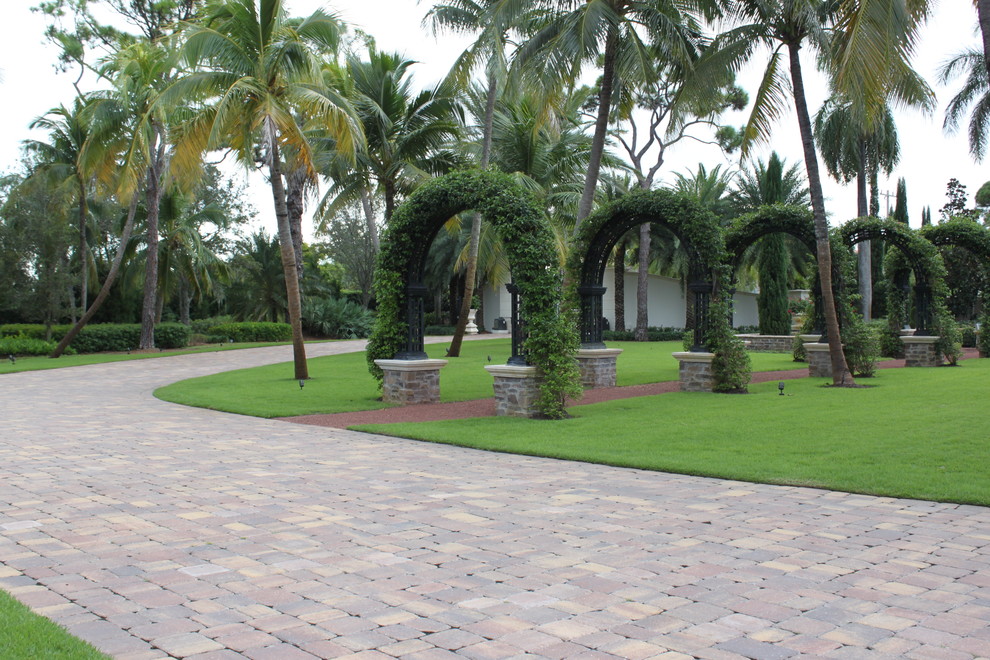 Photo of a modern landscaping in Miami.