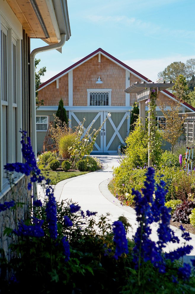 Großer, Geometrischer, Schattiger Landhaus Garten im Innenhof im Sommer mit Betonboden in Seattle