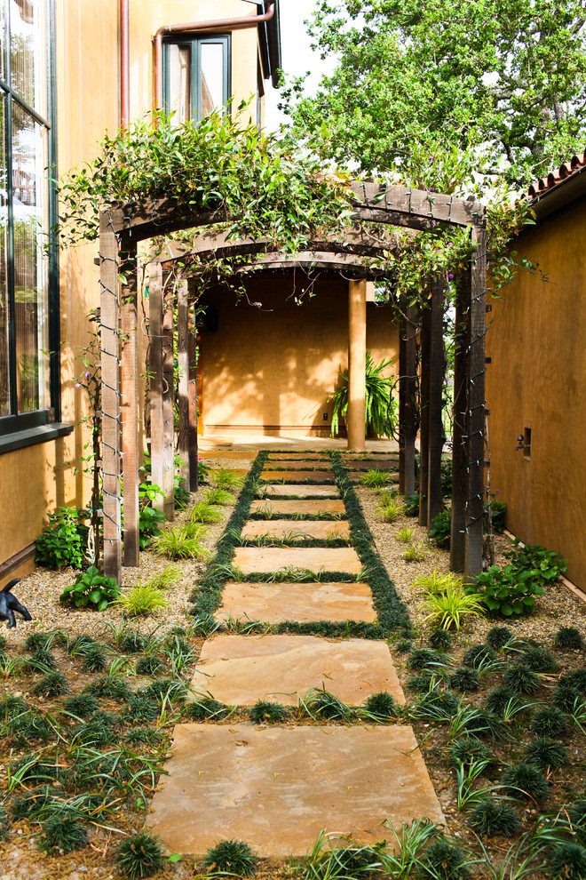 Réalisation d'un jardin à la française méditerranéen de taille moyenne avec une exposition partiellement ombragée et des pavés en pierre naturelle.