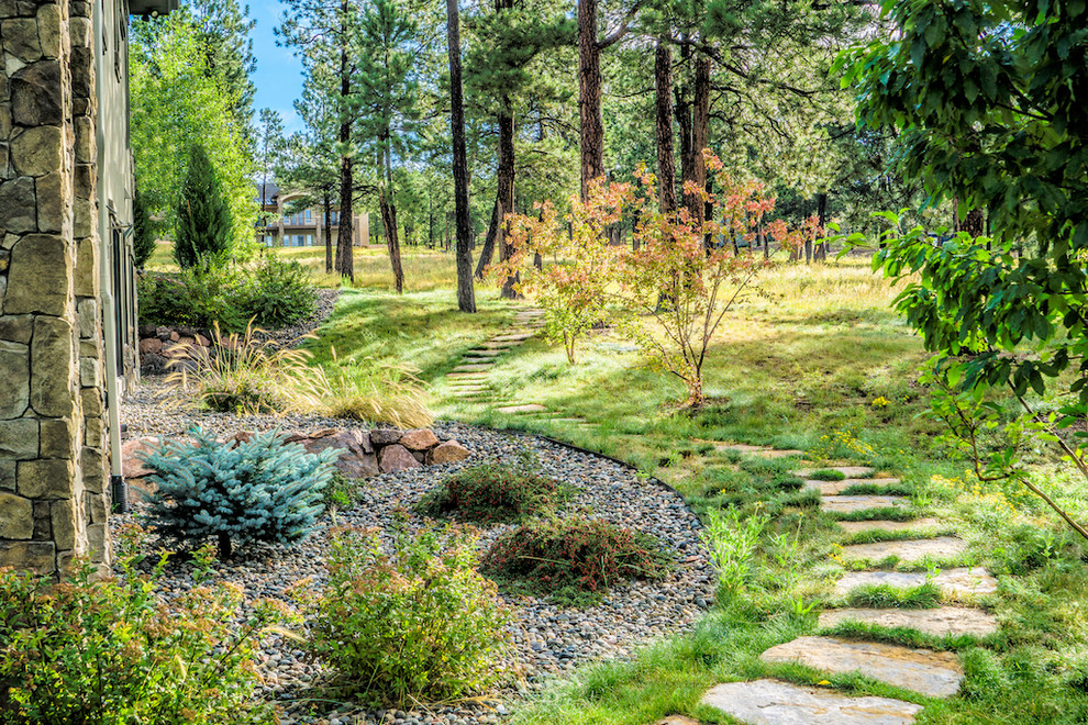 Diseño de jardín rústico grande en otoño en patio delantero con exposición parcial al sol y adoquines de piedra natural
