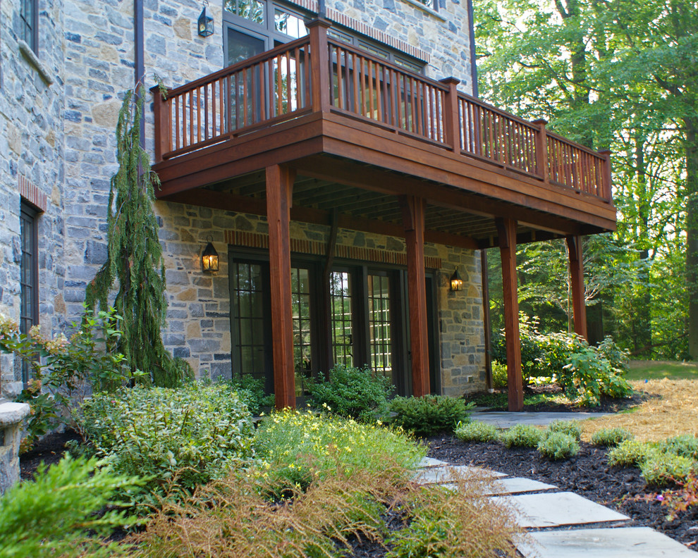 Diseño de camino de jardín clásico grande en verano en patio trasero con exposición parcial al sol y adoquines de piedra natural
