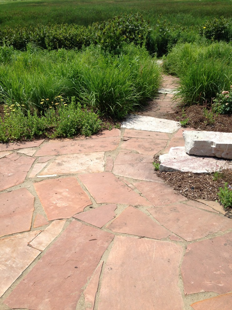Ispirazione per un piccolo giardino esposto in pieno sole dietro casa con pavimentazioni in pietra naturale
