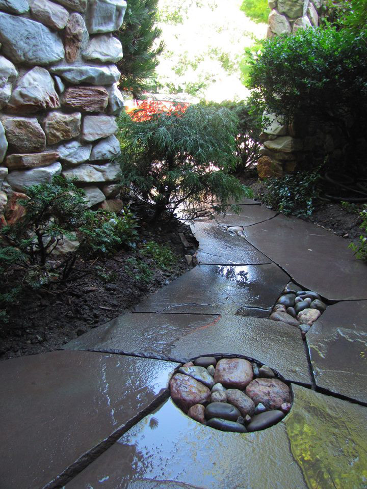 Design ideas for a mid-sized transitional full sun front yard stone landscaping in New York for summer.