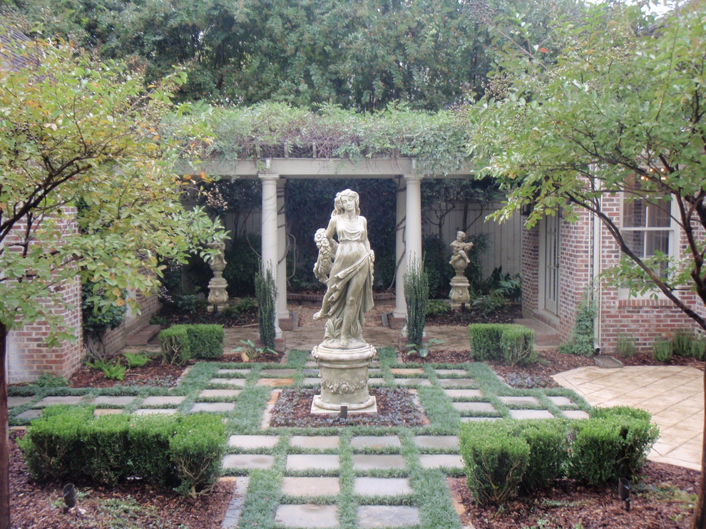 Immagine di un giardino esposto a mezz'ombra di medie dimensioni e nel cortile laterale in primavera con un ingresso o sentiero e pavimentazioni in pietra naturale