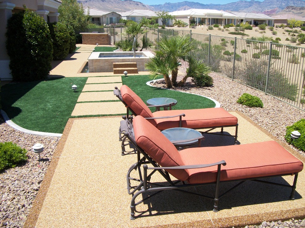 Photo of a contemporary garden in Las Vegas.