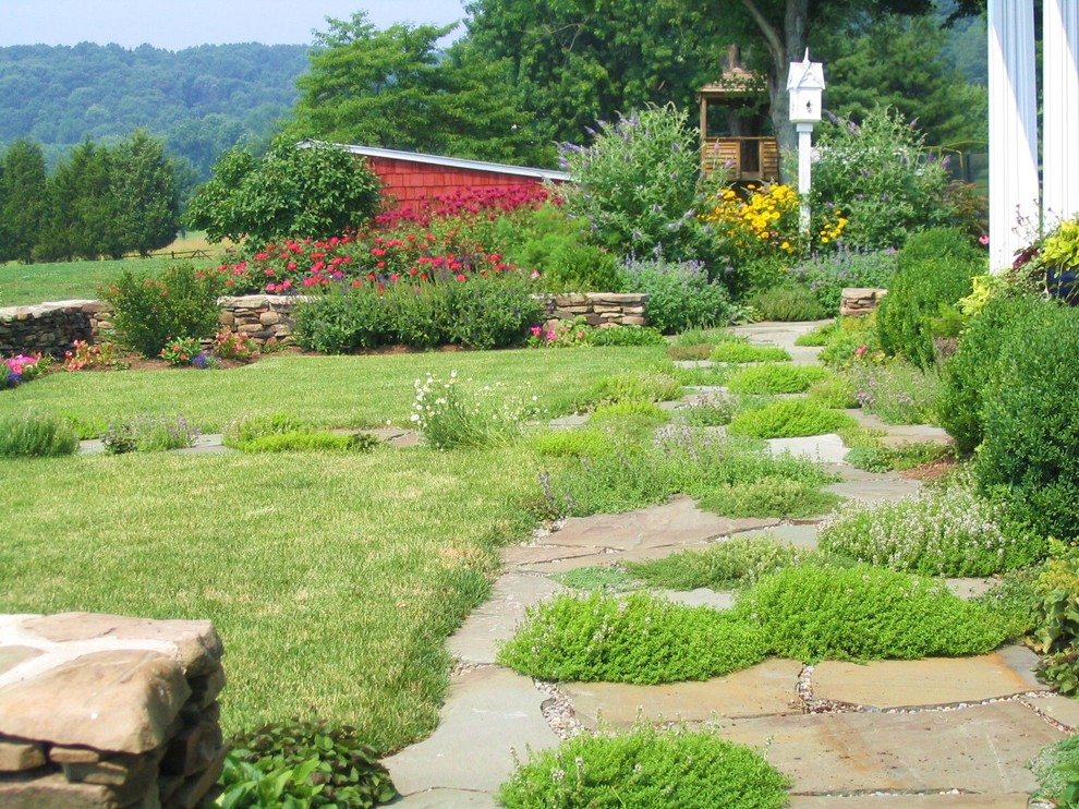 Стильный дизайн: большой участок и сад на заднем дворе в стиле кантри с садовой дорожкой или калиткой и покрытием из каменной брусчатки - последний тренд
