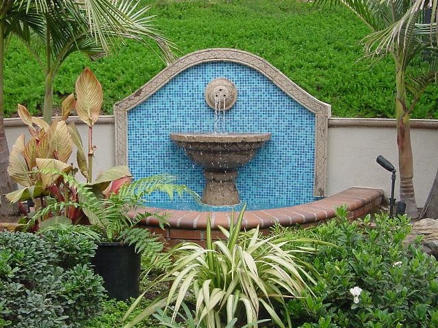 Design ideas for a medium sized classic back garden in Phoenix with a water feature.