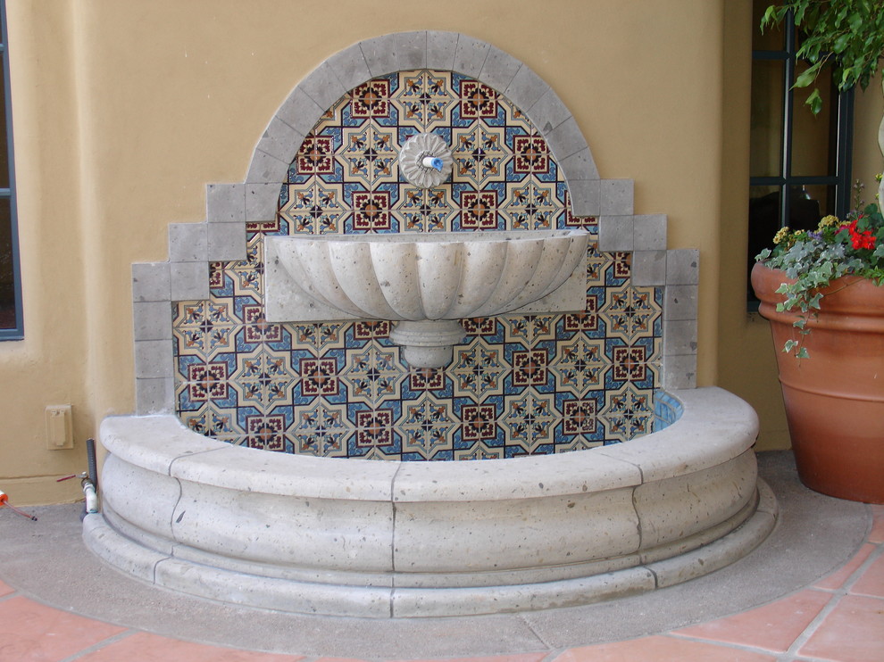 Источник вдохновения для домашнего уюта: садовый фонтан среднего размера на заднем дворе в классическом стиле