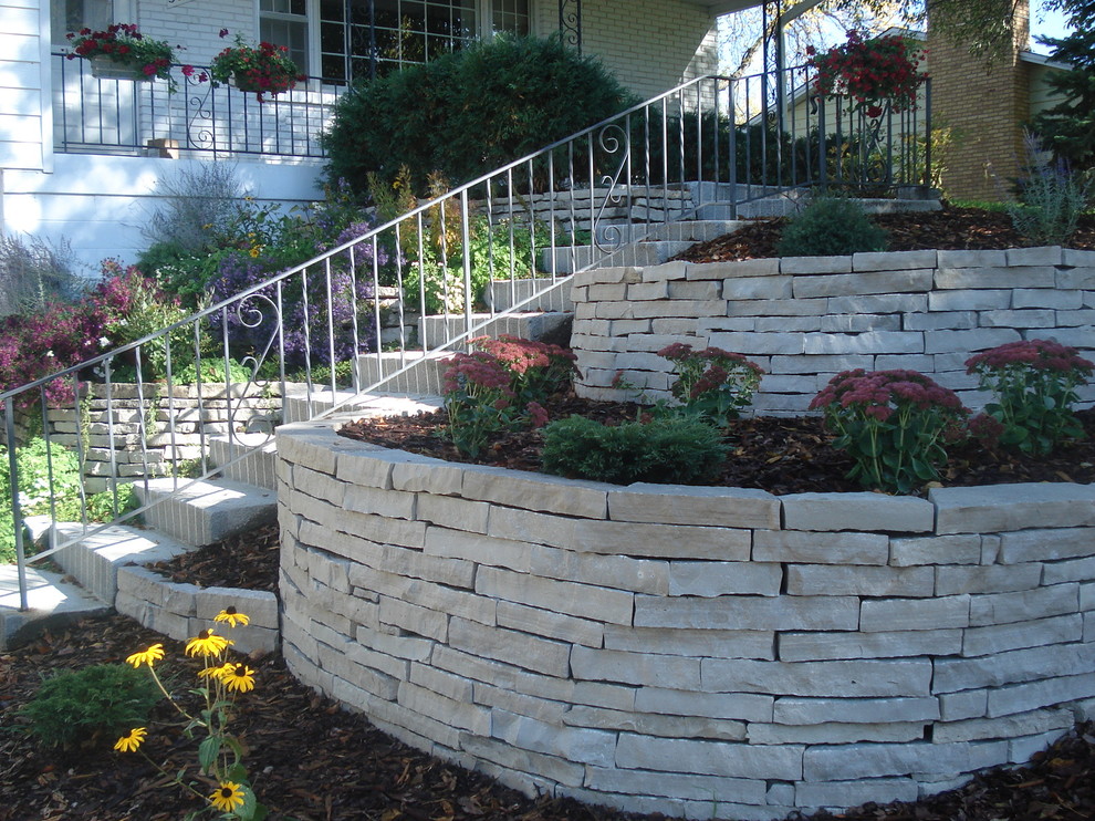 Design ideas for a mid-sized retaining wall landscape in Minneapolis.