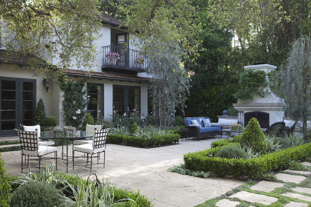 Photo of a traditional backyard formal garden in Los Angeles with a fire pit.