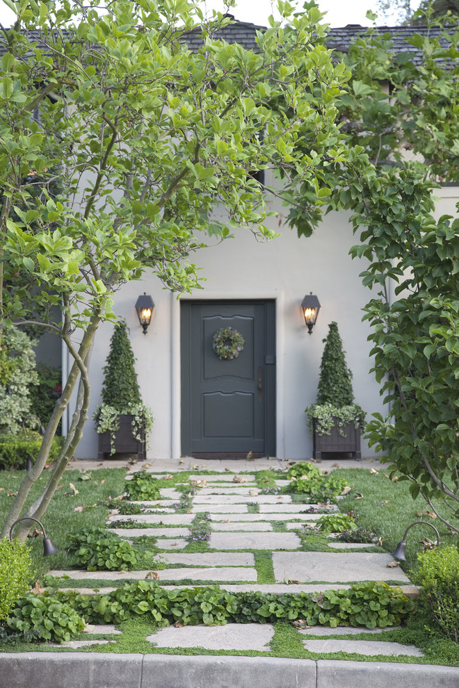 ロサンゼルスにあるラグジュアリーなシャビーシック調のおしゃれな庭 (ファイヤーピット、半日向、天然石敷き) の写真