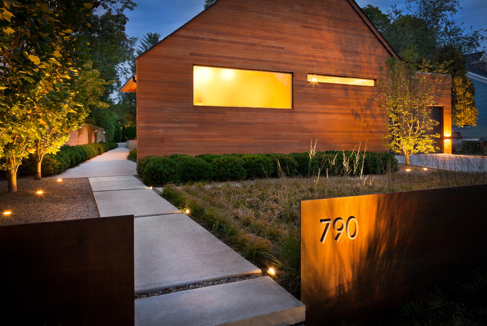 Foto di un vialetto d'ingresso minimalista di medie dimensioni e davanti casa con un ingresso o sentiero e pavimentazioni in cemento