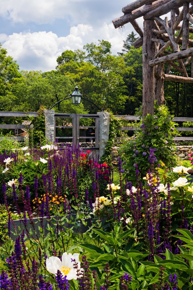 Идея дизайна: солнечный, летний огород на участке на боковом дворе в стиле кантри с хорошей освещенностью и покрытием из гравия
