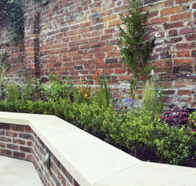 Foto di un piccolo giardino formale tradizionale dietro casa con un focolare e pavimentazioni in pietra naturale
