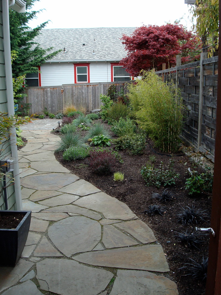 Esempio di un giardino stile americano in ombra di medie dimensioni e dietro casa con un ingresso o sentiero e pavimentazioni in pietra naturale