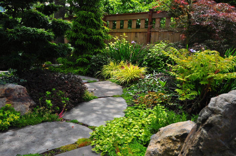 Пример оригинального дизайна: летний участок и сад среднего размера на заднем дворе в стиле кантри с полуденной тенью и покрытием из каменной брусчатки