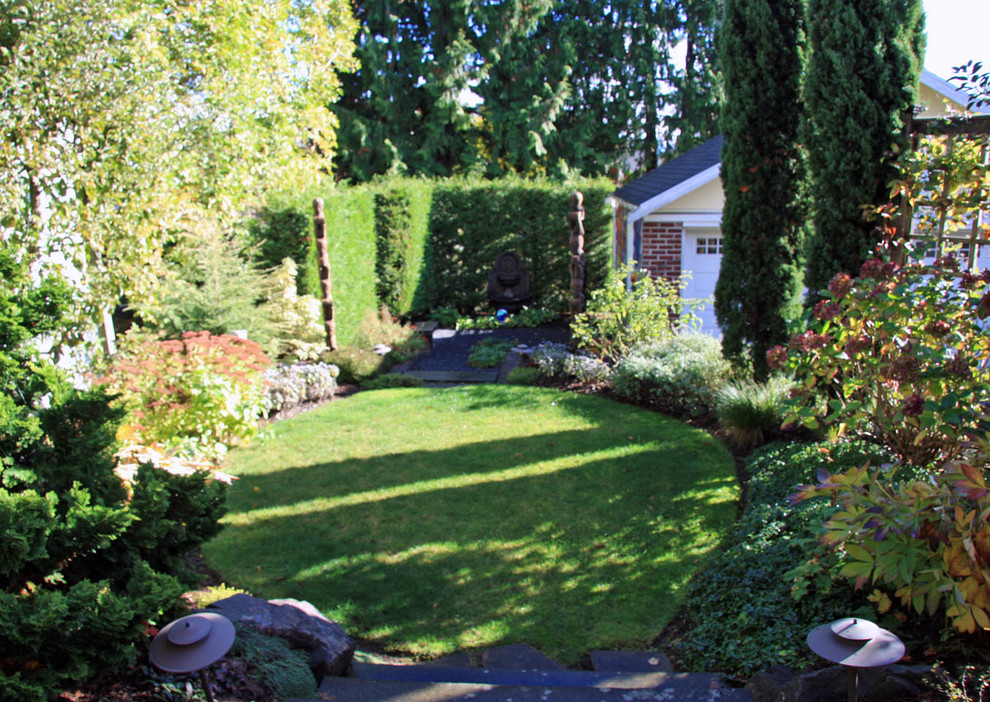 Design ideas for a small traditional back formal garden in Seattle with a flowerbed.