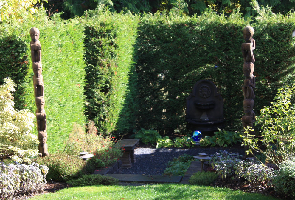 Geometrischer, Kleiner, Halbschattiger Klassischer Kiesgarten hinter dem Haus in Seattle