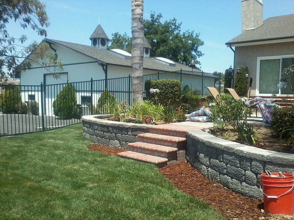 Mittelgroße Klassische Gartenmauer hinter dem Haus mit direkter Sonneneinstrahlung und Mulch in Orange County