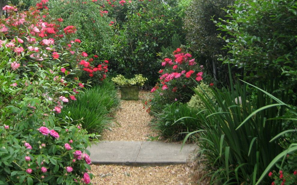 Inspiration pour un aménagement d'entrée ou allée de jardin avant victorien au printemps avec une exposition ensoleillée.