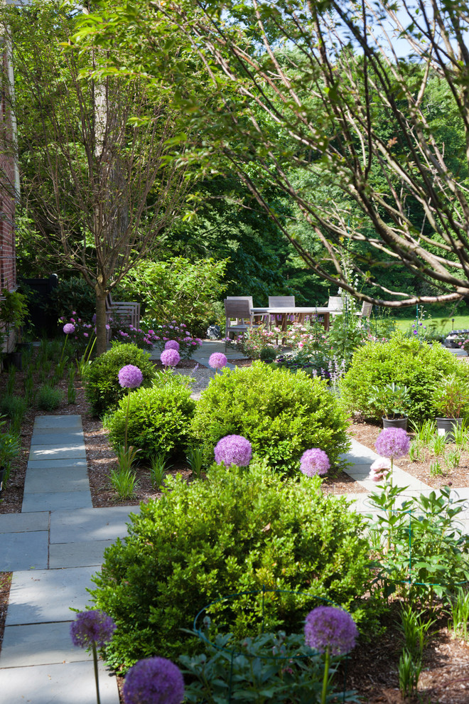 Diseño de jardín clásico con adoquines de piedra natural
