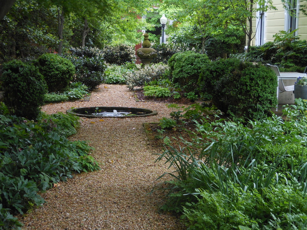 Geometrischer, Großer, Schattiger Klassischer Garten hinter dem Haus in Washington, D.C.