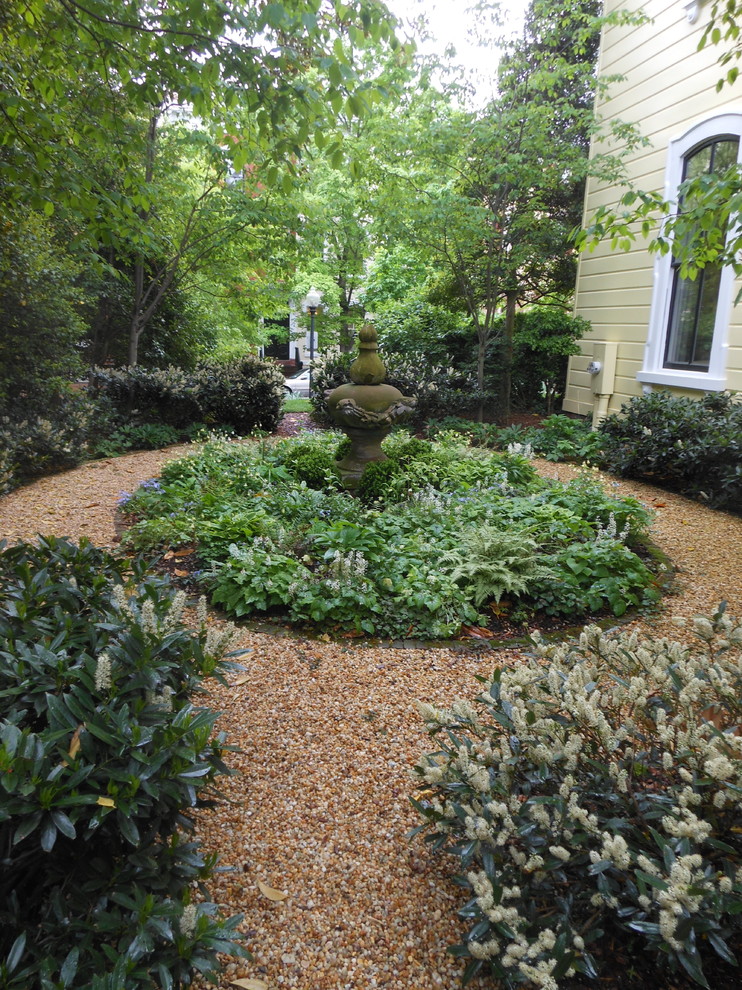 Exemple d'un grand jardin à la française arrière chic avec une exposition ombragée.