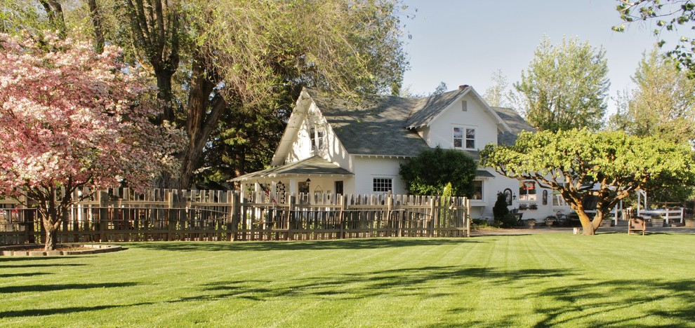 Пример оригинального дизайна: большой участок и сад на заднем дворе в стиле кантри с полуденной тенью и покрытием из гравия