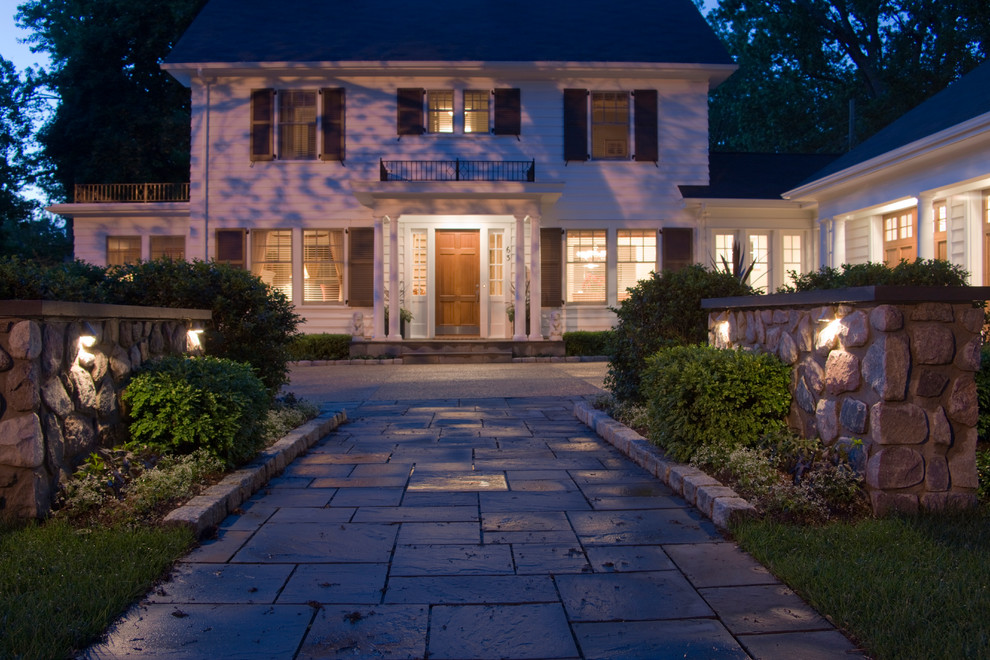 This is an example of a mid-sized transitional courtyard stone driveway in Detroit.