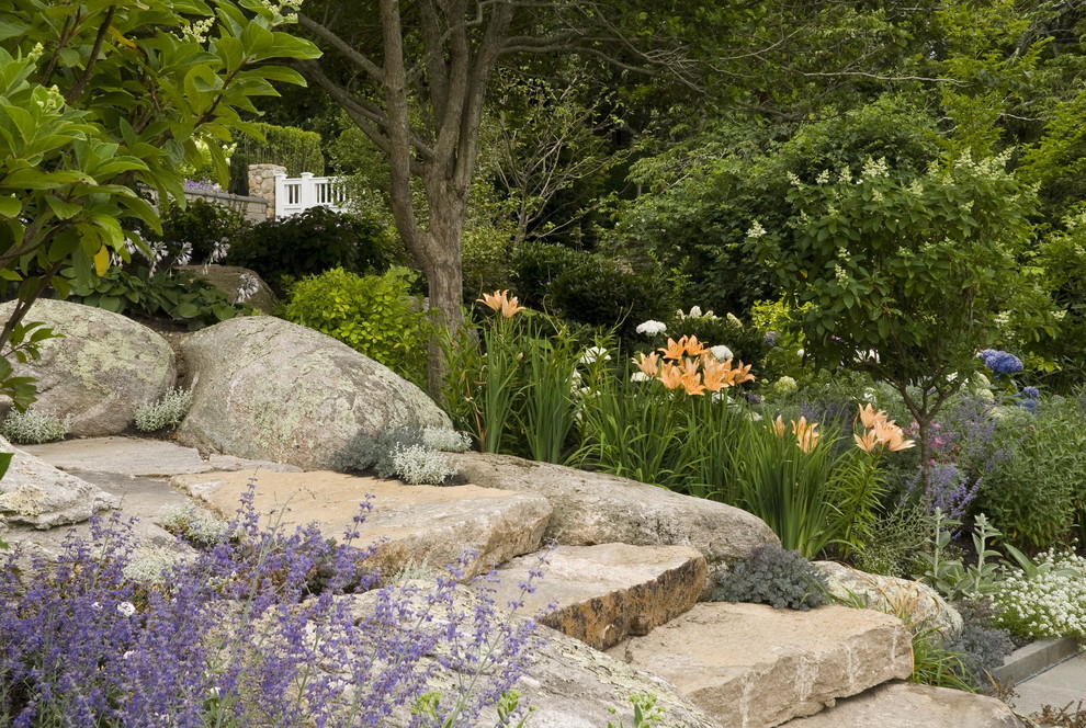 プロビデンスにあるトラディショナルスタイルのおしゃれな庭の写真