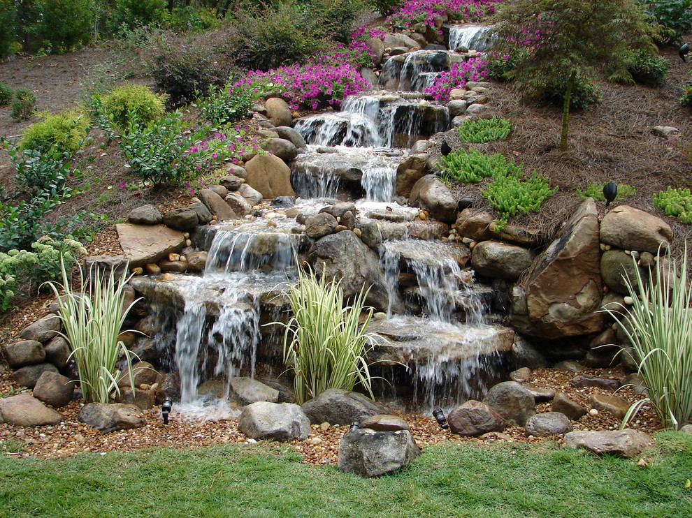 Пример оригинального дизайна: осенний регулярный сад среднего размера на заднем дворе в классическом стиле с полуденной тенью, покрытием из каменной брусчатки и водопадом