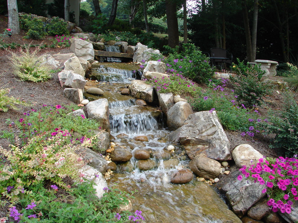 Inspiration för en mellanstor vintage trädgård i delvis sol vattenfall på hösten, med naturstensplattor